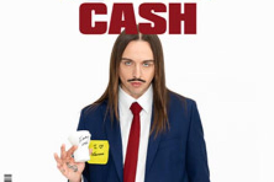 Tommy Cash im Anzug mit EU-Flagge und einem Zettel mit der Aufschrift „I <3 Ukraine“.