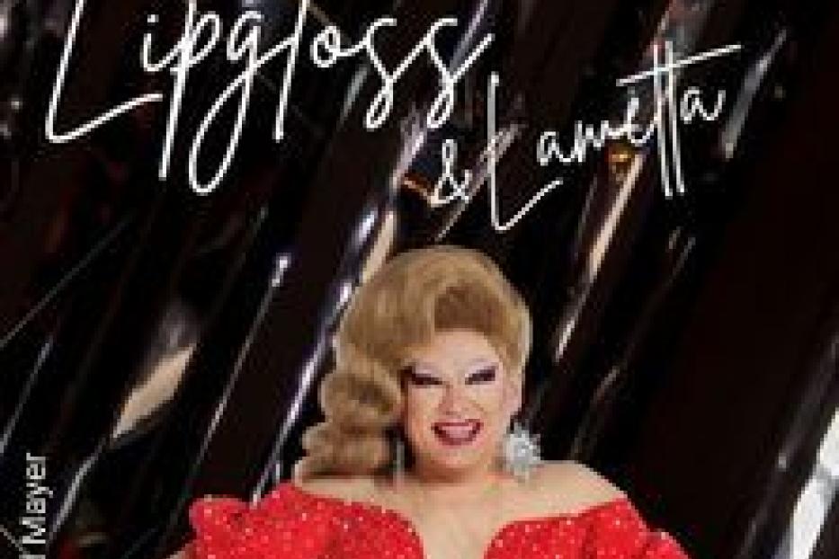 Grazia Patricia präsentiert „Lipgloss & Lametta“ in einem roten Kleid.