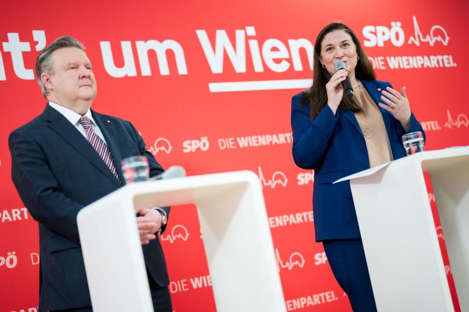 Ein Mann steht neben einer Frau bei einer Pressekonferenz. Es handelt sich um den Wiener Bürgermeister Michael Ludwig und Finanzstadträtin Barbara Novak, beide SPÖ.