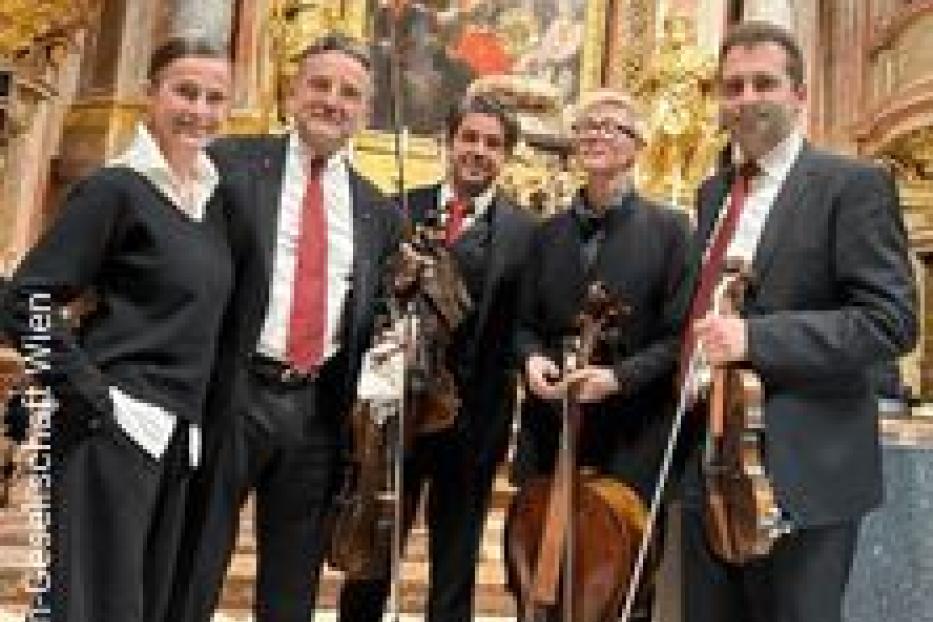 Fünf Musiker der Haydn-Gesellschaft Wien stehen mit ihren Instrumenten vor einem Altar.