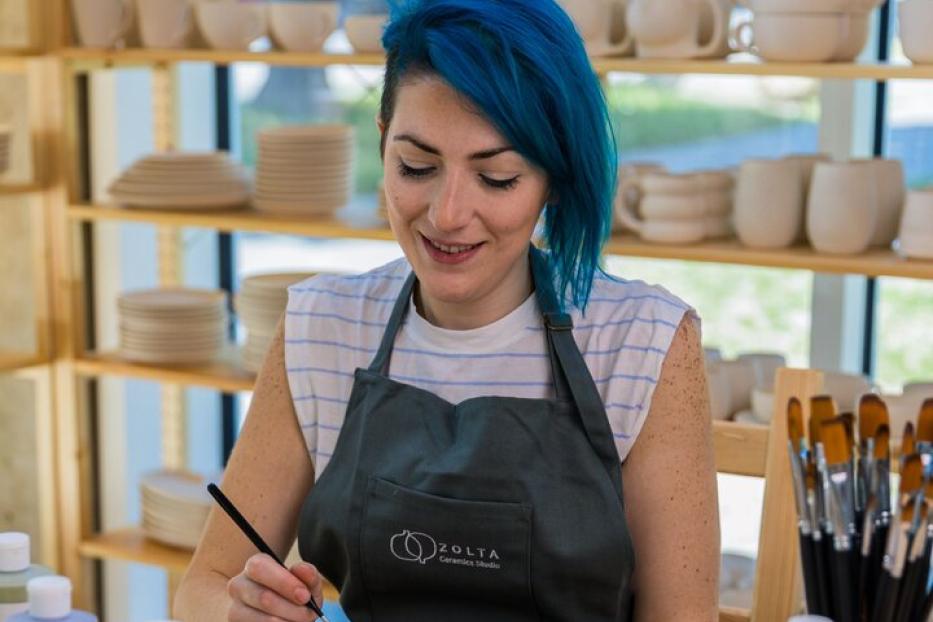 Gründerin Sirin AlMasri beim Gestalten von Keramik.