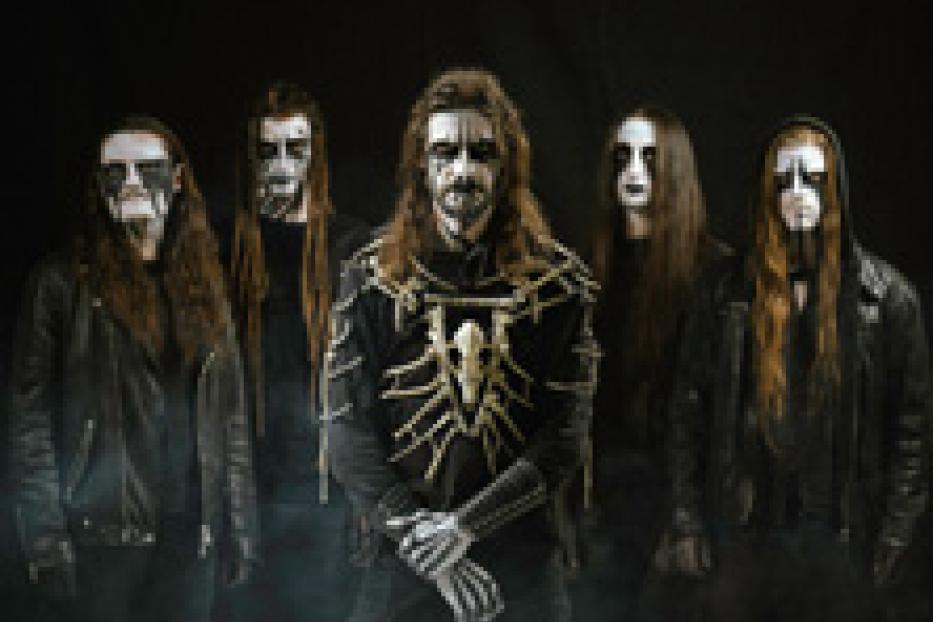 Fünf Black-Metal-Musiker mit Corpse Paint posieren vor einem schwarzen Hintergrund.