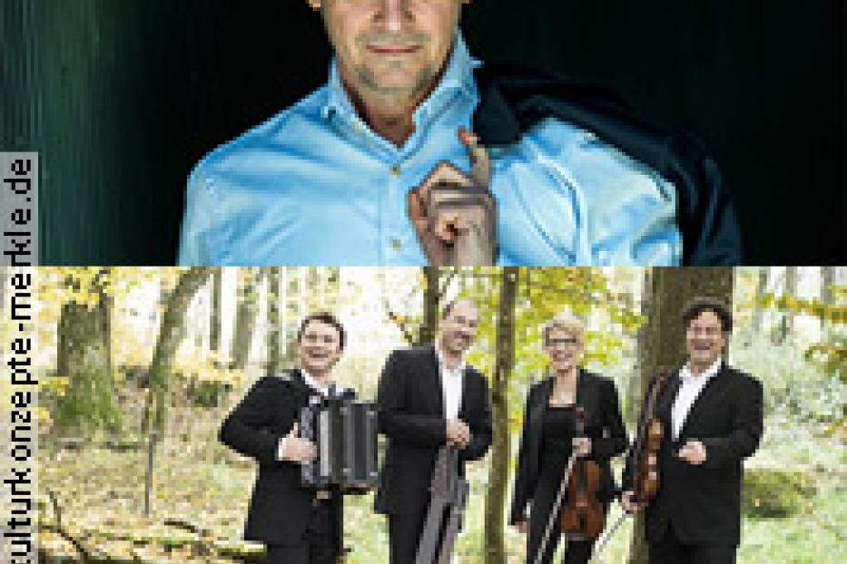 Ein Mann im Hemd und eine Musikgruppe mit Akkordeon, Gitarre und Geige stehen im Wald.