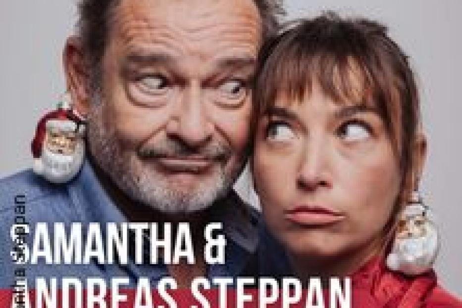 Samantha und Andreas Steppan mit Weihnachtsmann-Ohrringen blicken zur Seite.