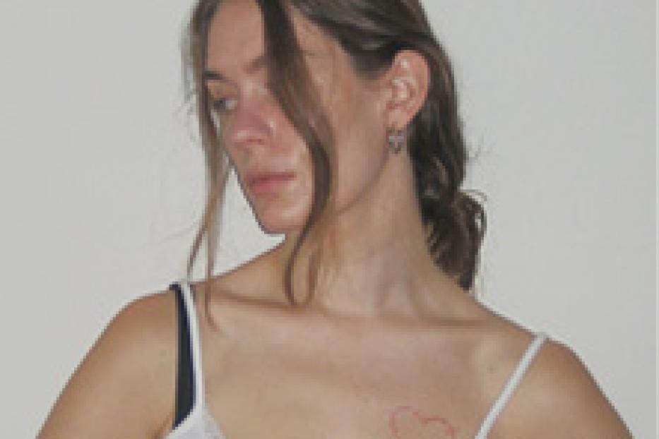 Porträt von Anna of the North, mit Tourdaten für Wien im Hintergrund.