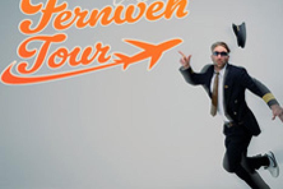 Carlos zeigt auf dem Werbebild für seine „Fernweh Tour“ eine Pose im Piloten-Kostüm.