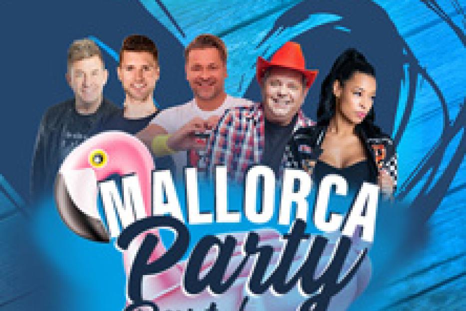 Gruppenfoto von fünf Mallorca-Party-Künstlern vor einem blau-weißen Hintergrund.