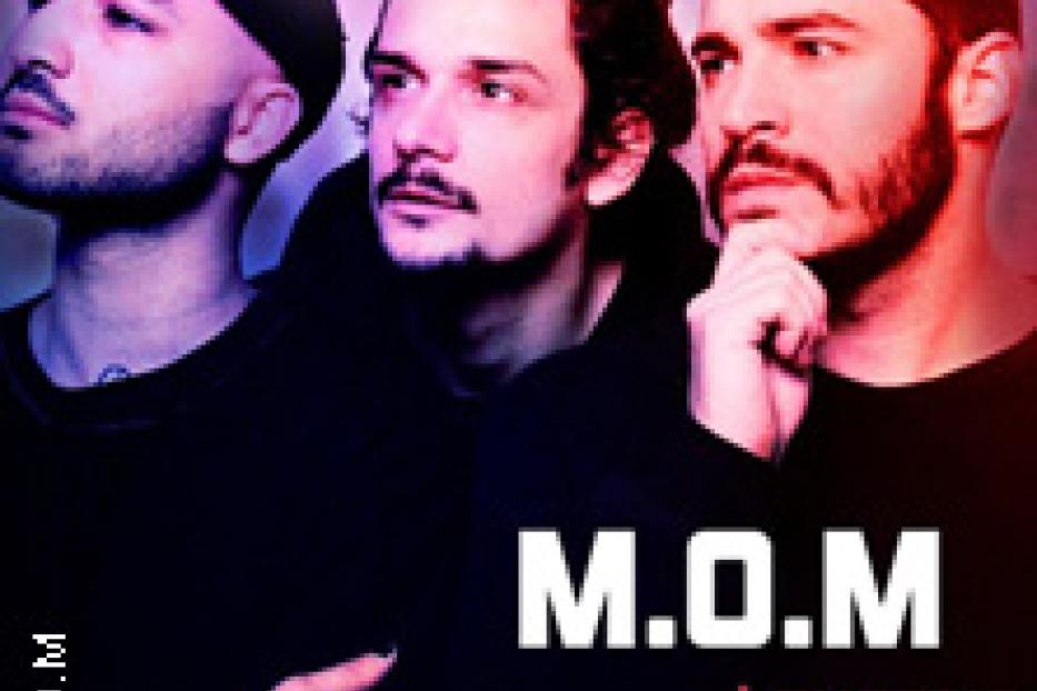 Das österreichische Musikerkollektiv M.O.M posiert für ein Bandfoto.