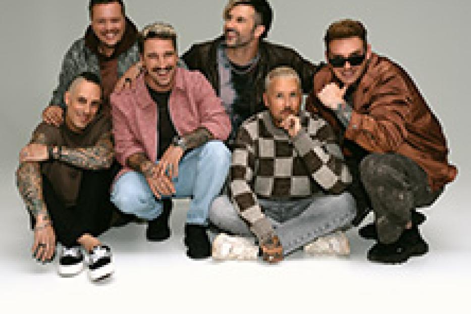 Die italienische Popband Benji & Fede posiert für ein Gruppenfoto.