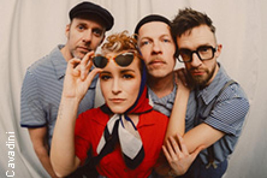 Die Band Querbeat posiert vor einem weißen Hintergrund.
