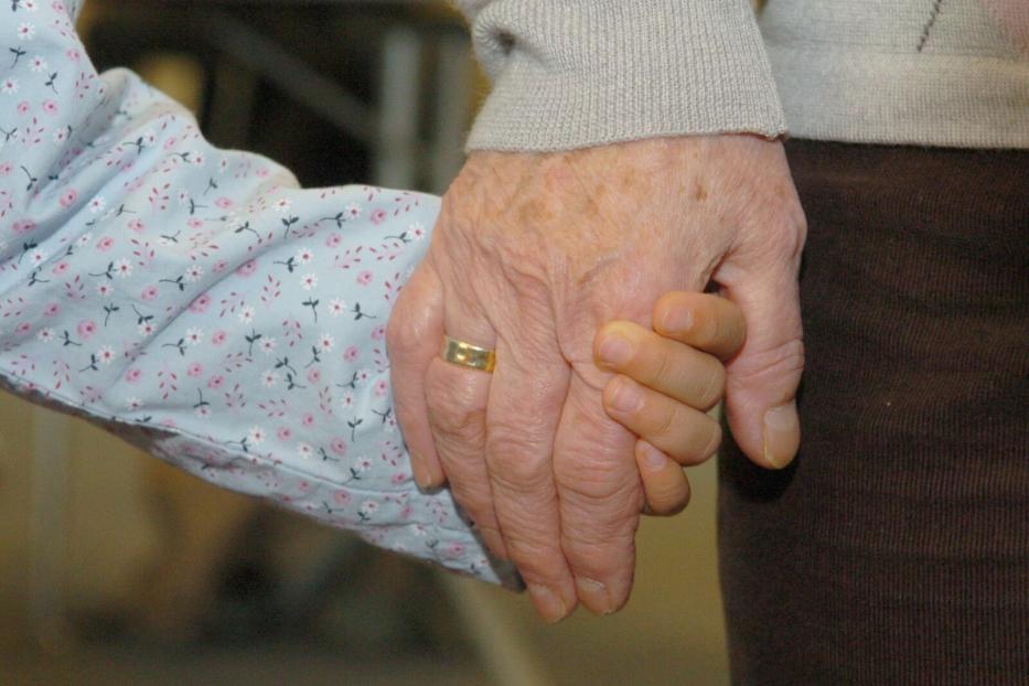 Kinderhand in älterer Hand