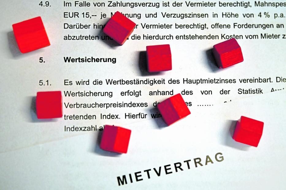 Ein Mietvertrag mit roten Häusern aus einem DKT-Spiel.