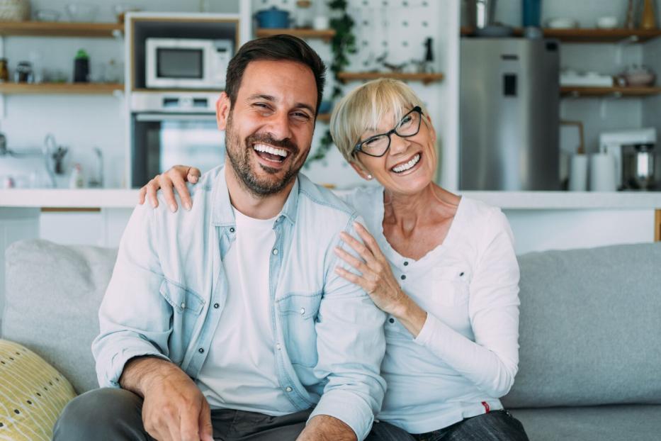Mama und Sohn auf der Couch