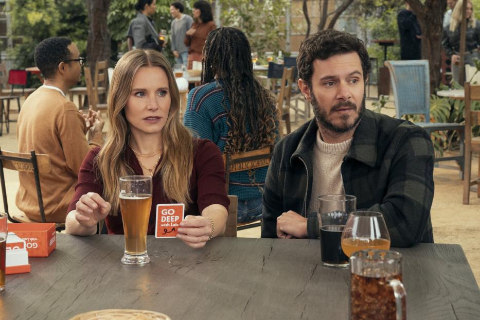 Kristen Bell und Adam Brody sitzen an einem Tisch.