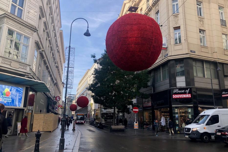 In der Rotenturmstraße hängt die Weihnachtsbeleuchtung bereits