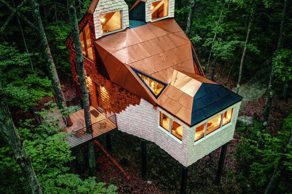 Das Gebäude ist so gebaut, dass es wie ein Fuchskopf aussieht - es ist Herbst und drinnen brennt Licht.