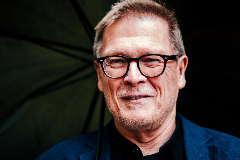 Ein Mann, es ist der Psychiater und Schriftsteller Paulus Hochgatterer