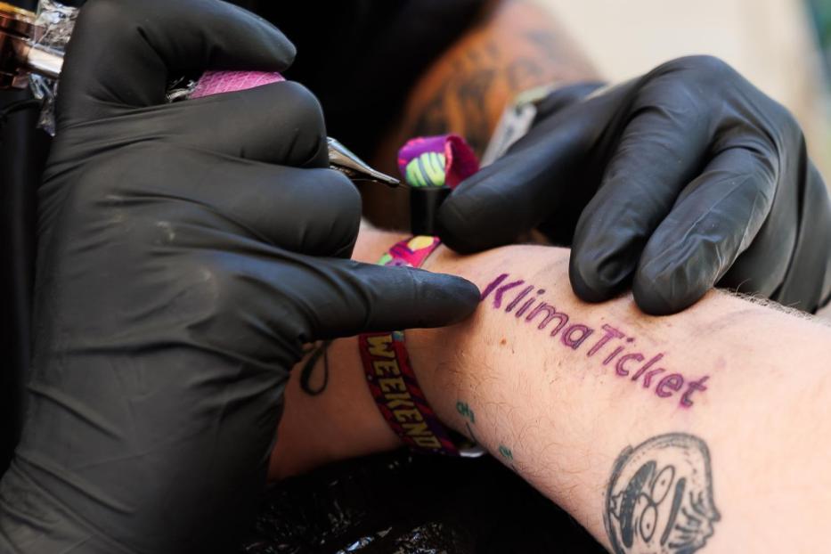 Für ein kostenloses Jahresticket, mussten die Besucher des Frequency Festivals sich das KlimaTicket Logo als Tattoo stechen lassen