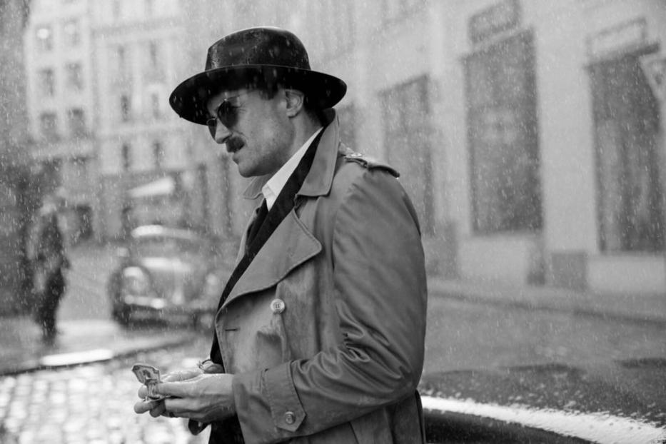 August Diehl mit Sonnenbriller und Hut.