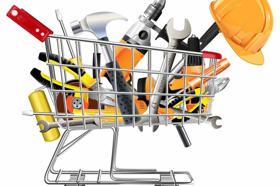 Ein Einkaufswagon voll mit Werkzeugen: Hammer, Bohrer bis zu Helm und Zange.