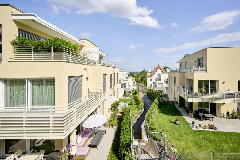 Wohnhausanlagen mit grüner Wiese