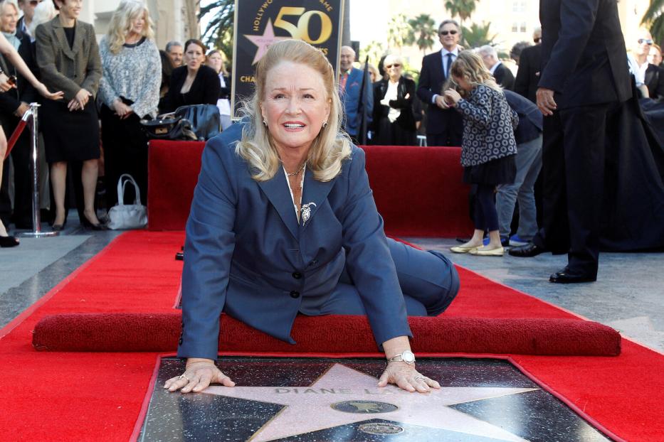 Diane Ladd kniet auf dem roten Teppich neben ihrem Stern auf dem Hollywood Walk of Fame.