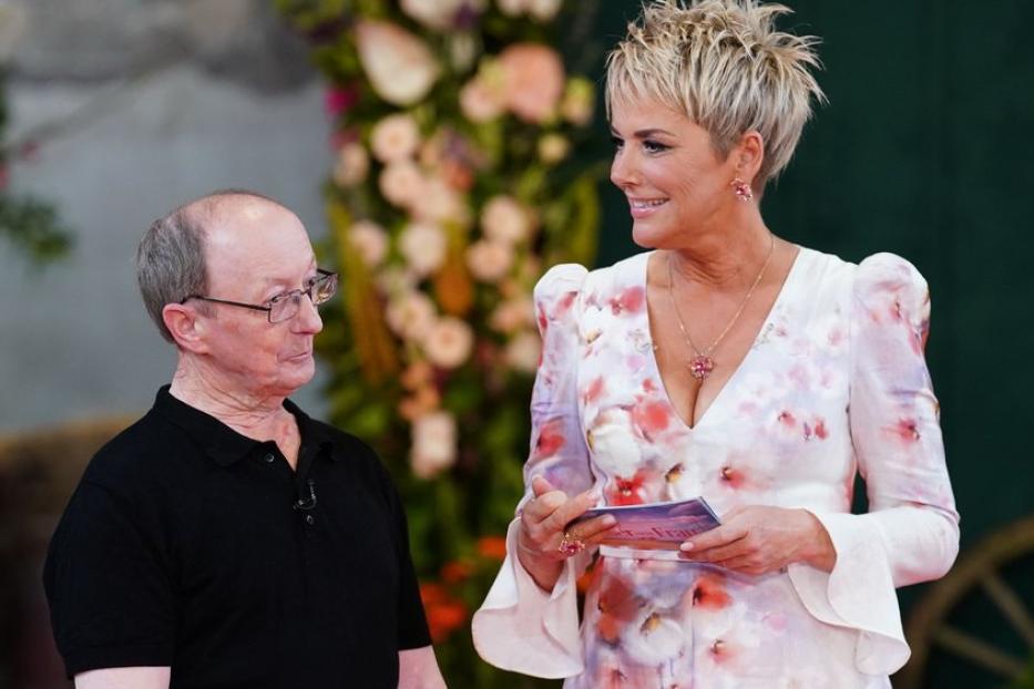 Inka Bause steht neben Bauer Walter