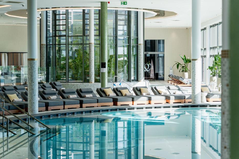 Ein Pool mit Liegestühlen, innen 