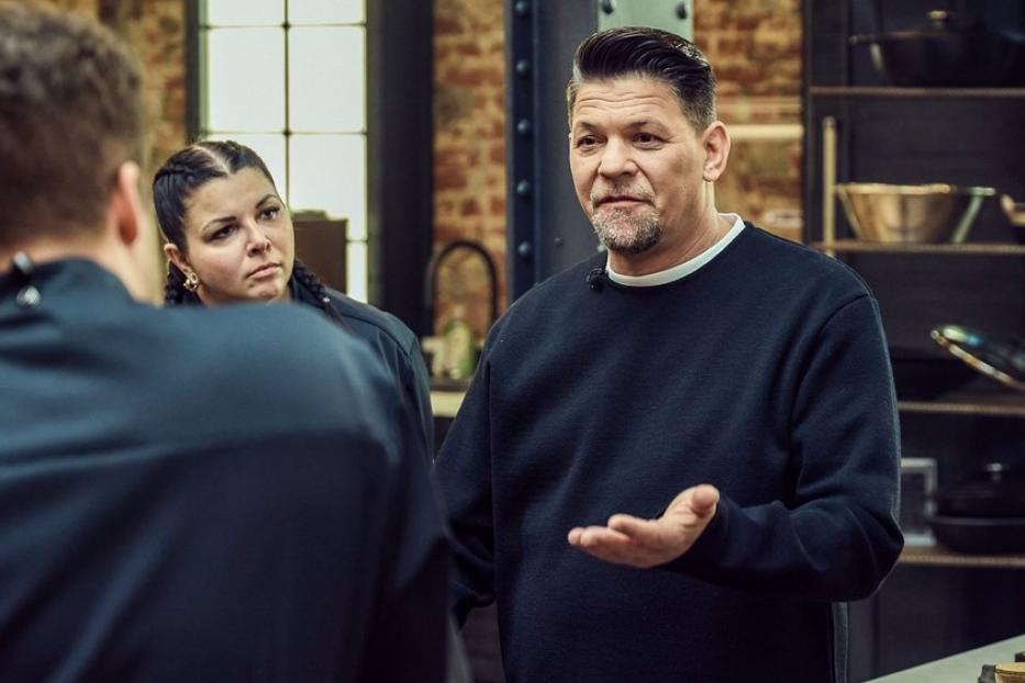 Tim Mälzer erklärt die Regeln der Kochshow