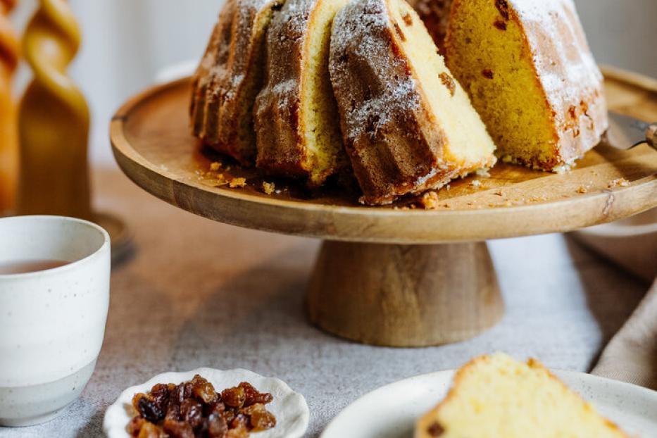 Guglhupf mit Rumrosinen