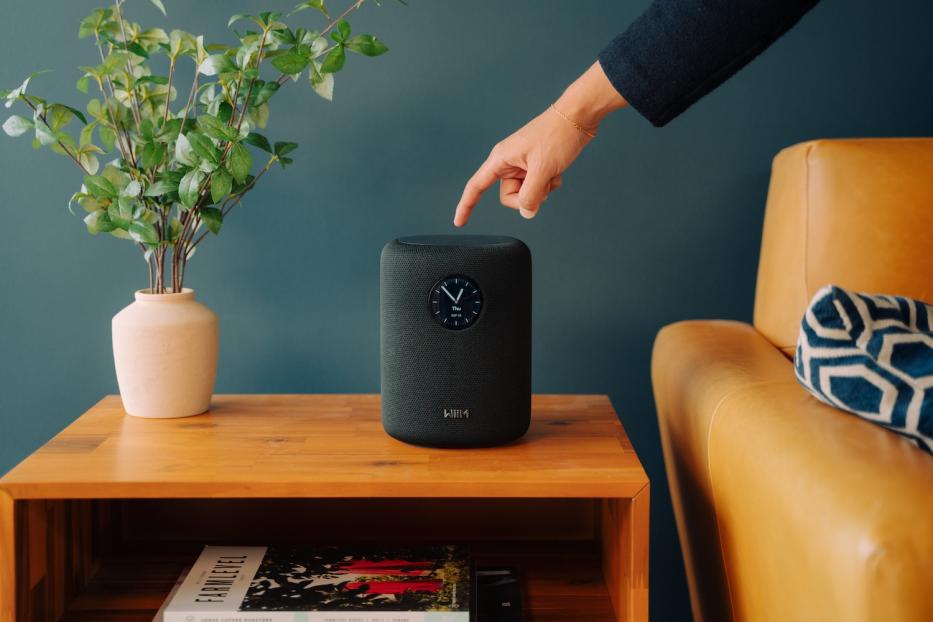 Wiim Smart Speaker jemand drückt drauf 