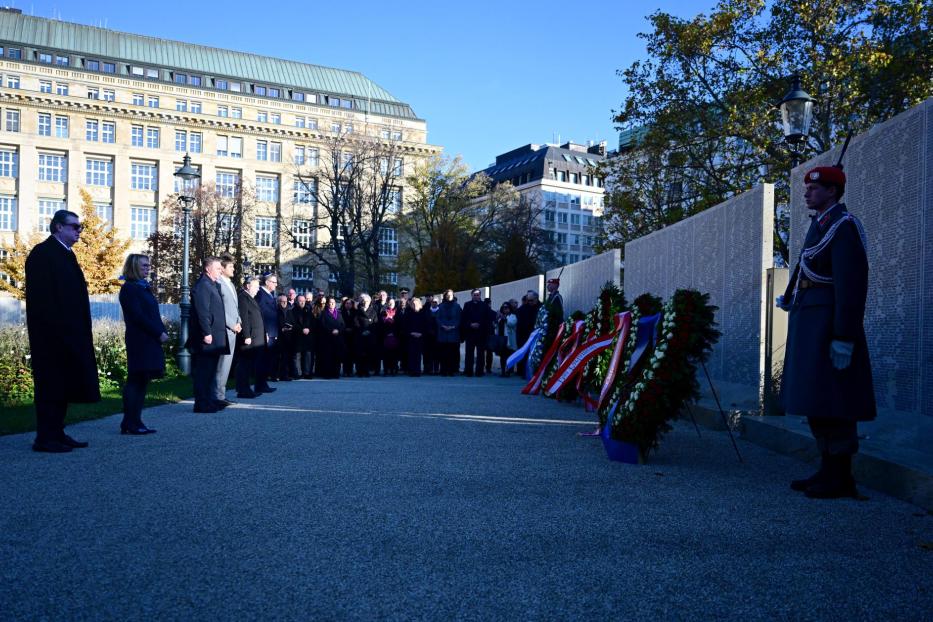 Österreichische Politiker vor der Shoah-Namensmauern-Gedenkstätte in Wien 