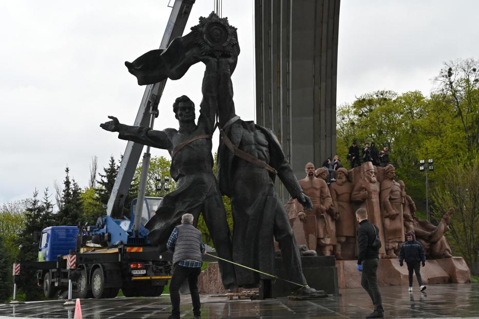 Arbeiter zerstören das Denkmal der russisch-ukrainischen Freundschaft im Jahr 2022 in Kyiv.