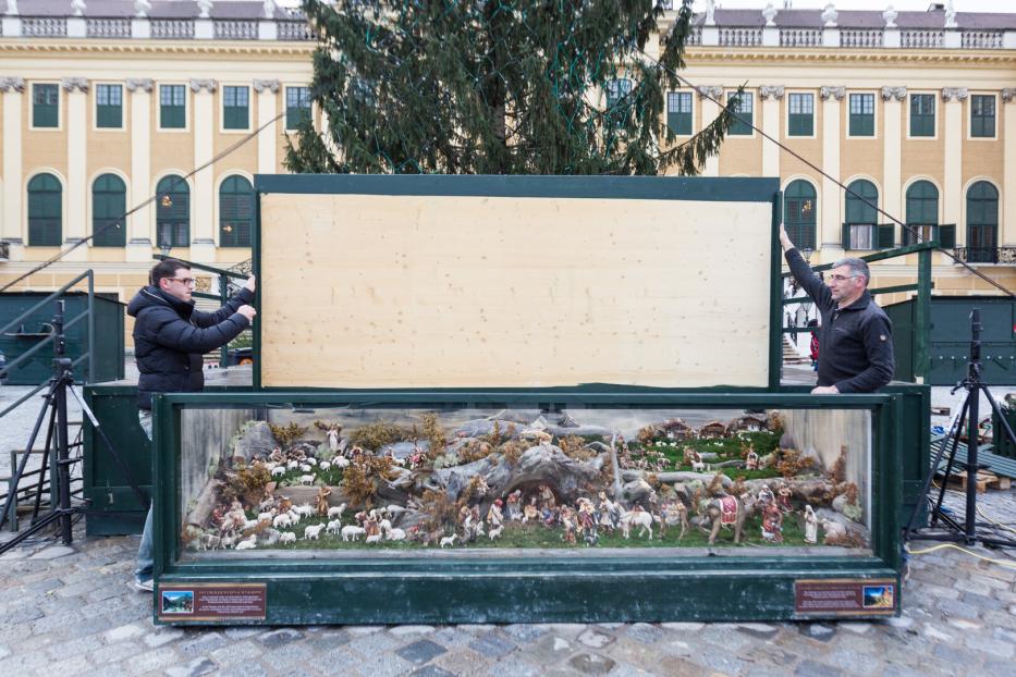 Ein Prachtstück von einer Weihnachtskrippe: Mehr als ein Jahrzehnt war der riesige Schaukasten vor dem Schloss aufgebaut (Archivbild aus 2013 mit Holzschnitzer Franz Oberschneider/re.).