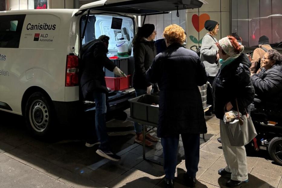 Menschen stehen vor Canisibus