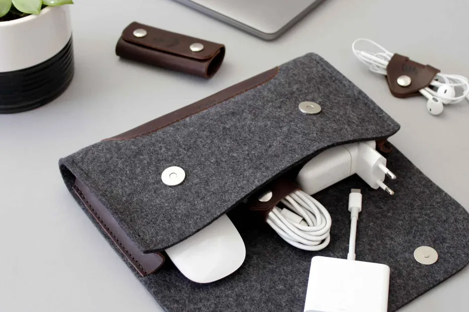 Pack and Smooch - Tasche das Organisieren von Kabeln liegt mit Steckern und Handykabeln offen am Tisch