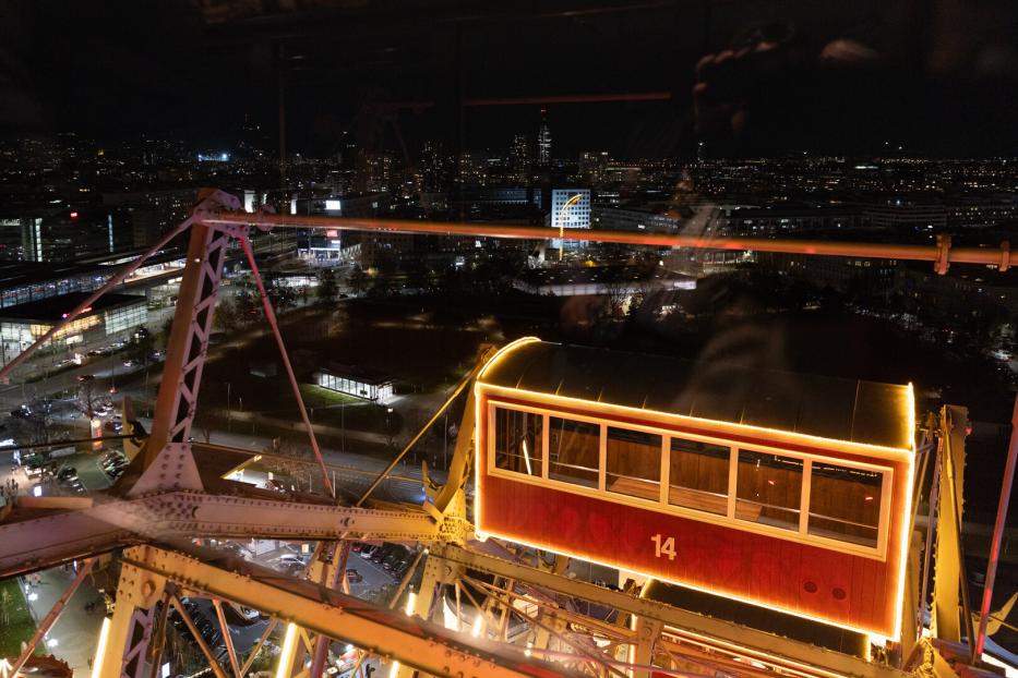 Ein Riesenrad-Waggon, der mit LED-Lichtern umrandet ist.