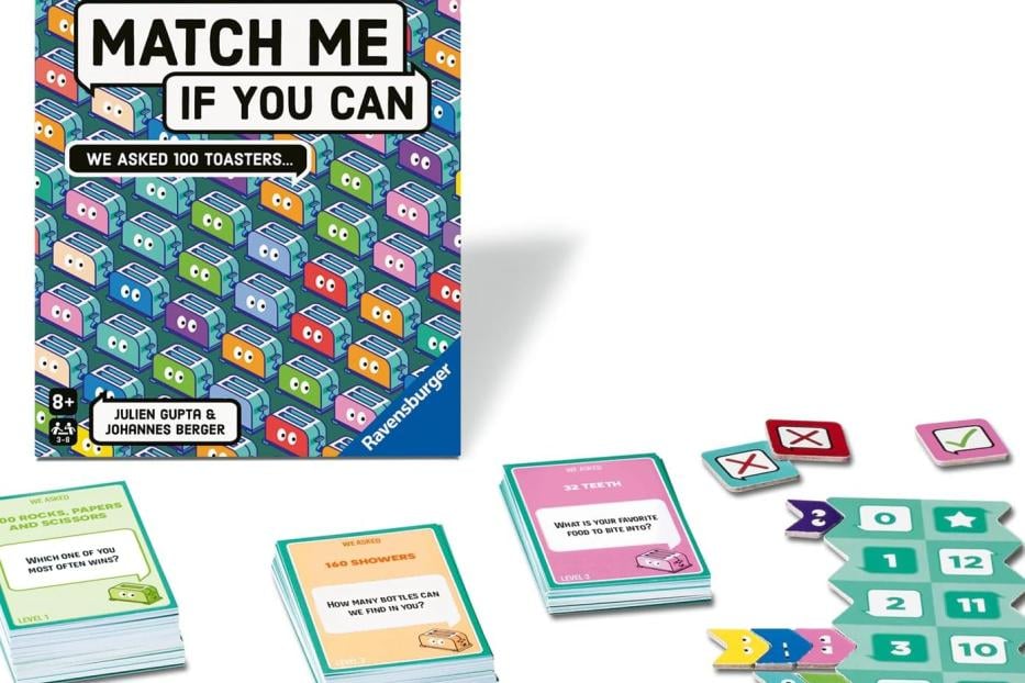 Das Gesellschaftsspiel „Match Me If You Can“ von Ravensburger mit bunten Spielkarten und Markern ist auf einem Tisch ausgebreitet.
