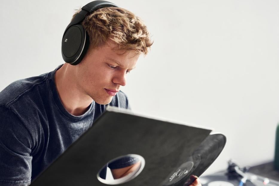 Mann trägt Sennheiser HD 550 Kopfhörer beim Lesen
