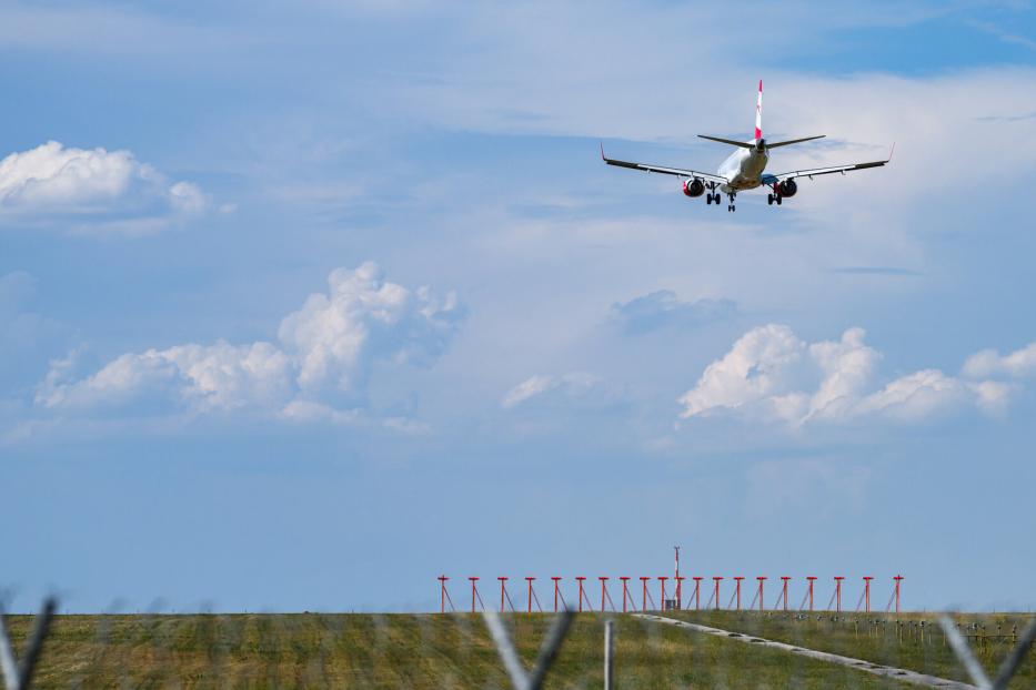 Ein Flugzeug im Landeanflug auf den Flughafen in Schwechat.