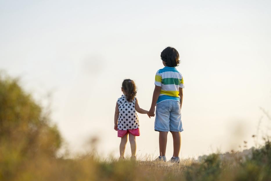 bub und Mädchen Händchenhaltend 