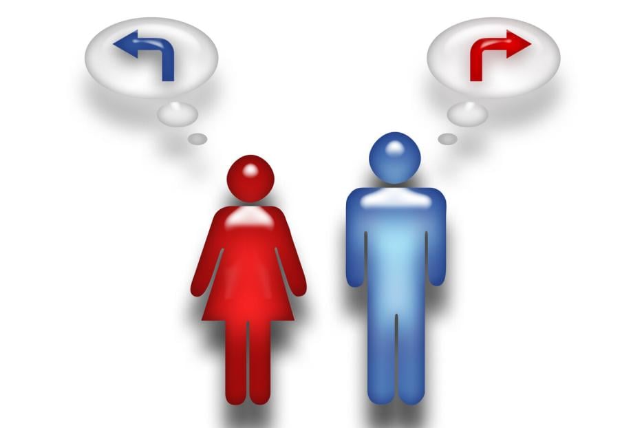 Weibliche und männliche Figur in rot und blau mit Gedankenpfeilen in unterschiedliche Richtungen