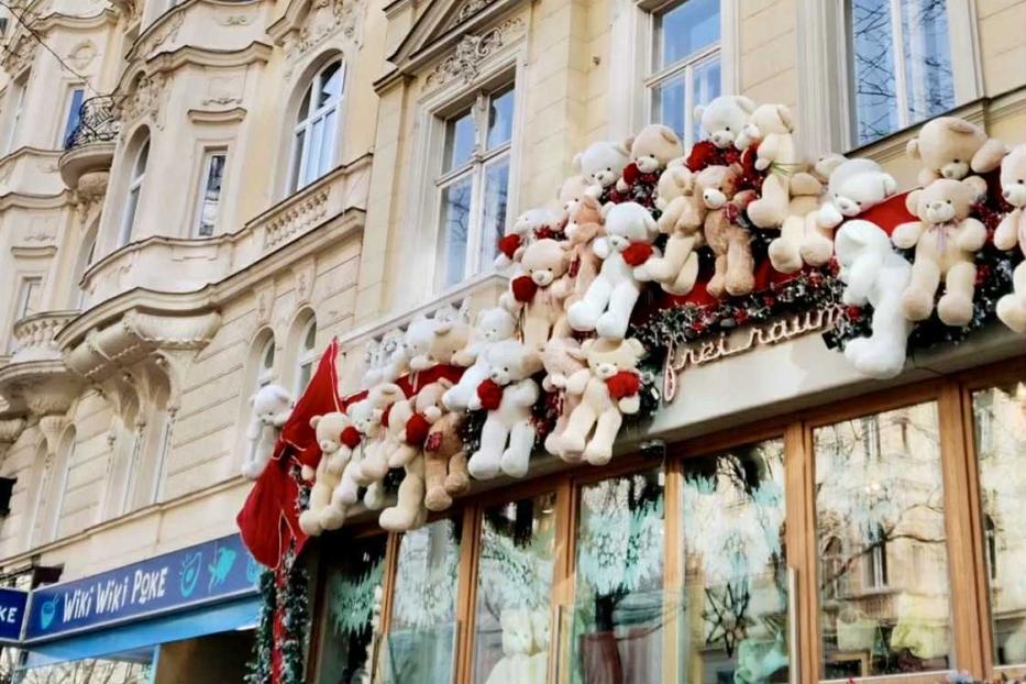Dutzende Teddybären und weihnachtliche Dekoration schmücken die Fassade eines beliebten Selfie-Spots in Wien.