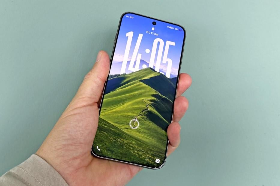 Eine Hand hält das neue vivo X300 Pro Smartphone mit großem Display und Landschaftshintergrund.