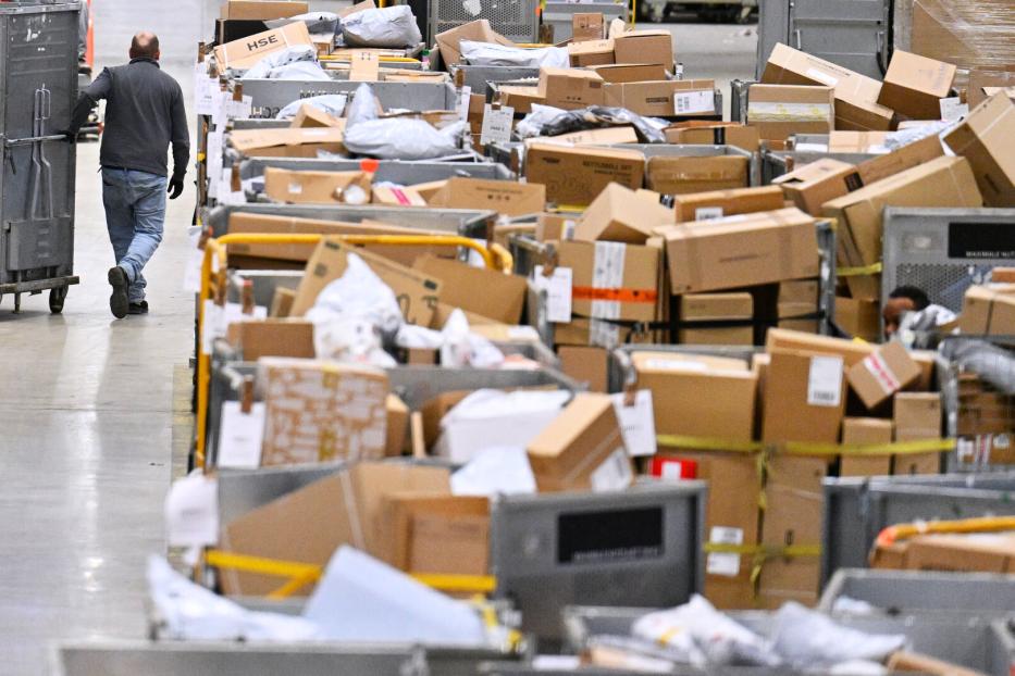 ++ THEMENBILD ++ POST AG / LOGISTIK / PAKETE / PAKETZUSTELLUNG / WEIHNACHTEN