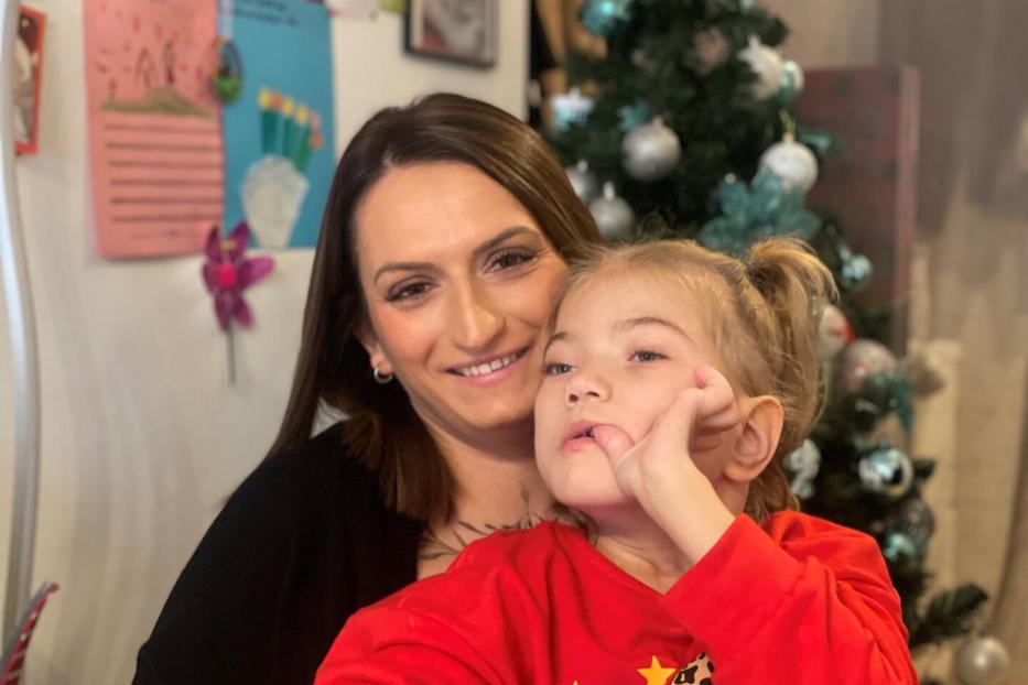 Suzana Sonner und ihre Tochter Larissa vor dem Christbaum.