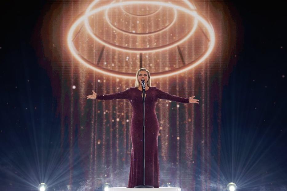 Beatrice Egli steht singend mit ausgebreiteten Händen auf der Bühne 