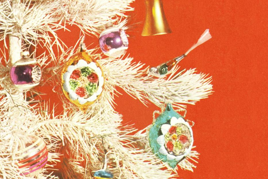 Ein Christbaum behängt mit Schmuck