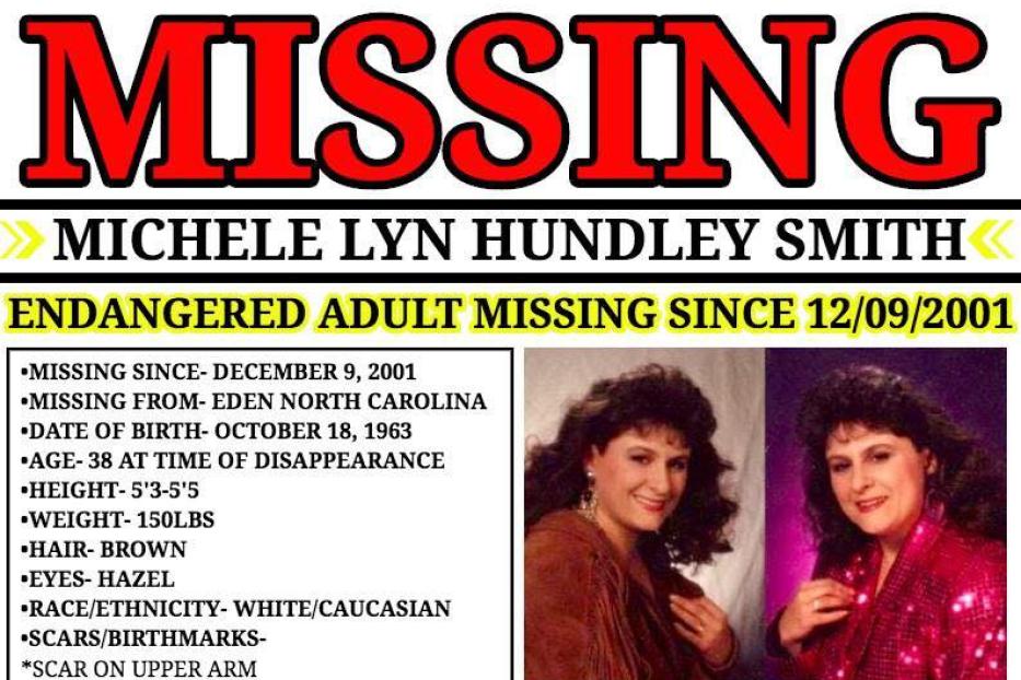 Vermisstenplakat mit Fotos von Michele Lyn Hundley Smith, Angaben zu ihrem Verschwinden 2001 in North Carolina und Kontaktinformationen der Polizei von Rockingham County.
