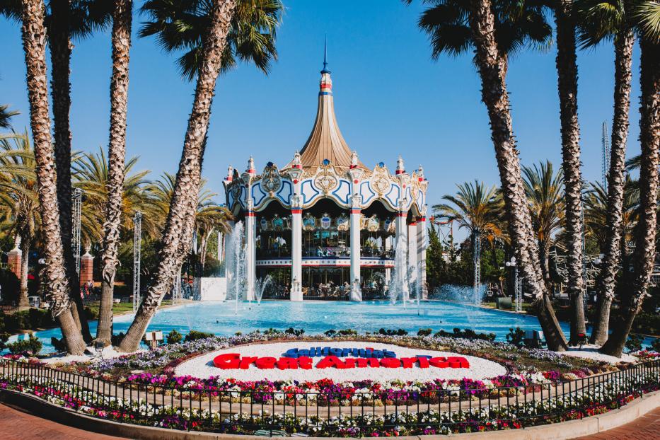 Ein Karussell mit Springbrunnen und Palmen im California's Great America Park.